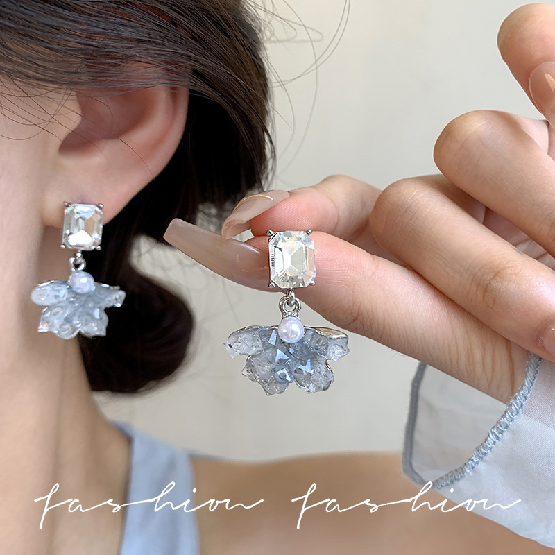 Unique and niche design, light luxury and high-end ice crystal earrings, women's summer 2025 new bestseller, elegant earrings and stud earrings Application Scenario