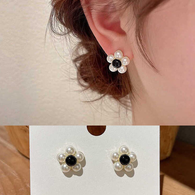 Silver needle light luxury and high-end style flower pearl stud earrings for women, new trendy and exquisite earrings, a small pearl flower for women details Picture