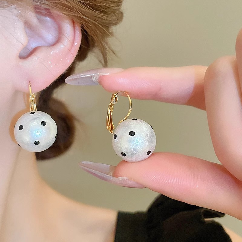 Black and red round polka dot pearl earrings, unique, niche and simple stud earrings, fashionable and high-end, personalized ear buckles and earrings for women full figure