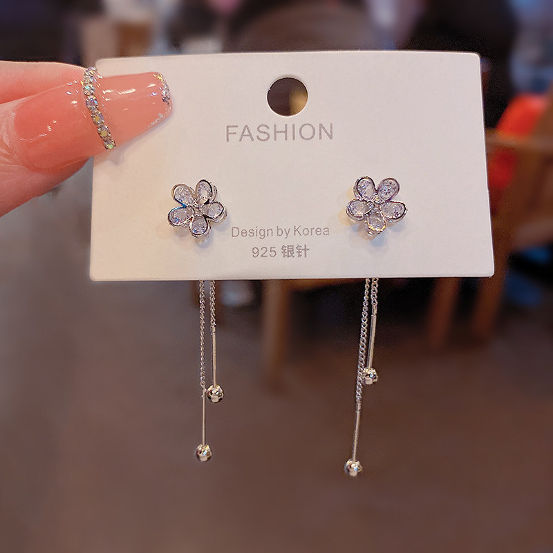Flower tassel earrings, 2022 new trendy and stylish trendy earrings, women's niche design, cold style stud earrings full figure