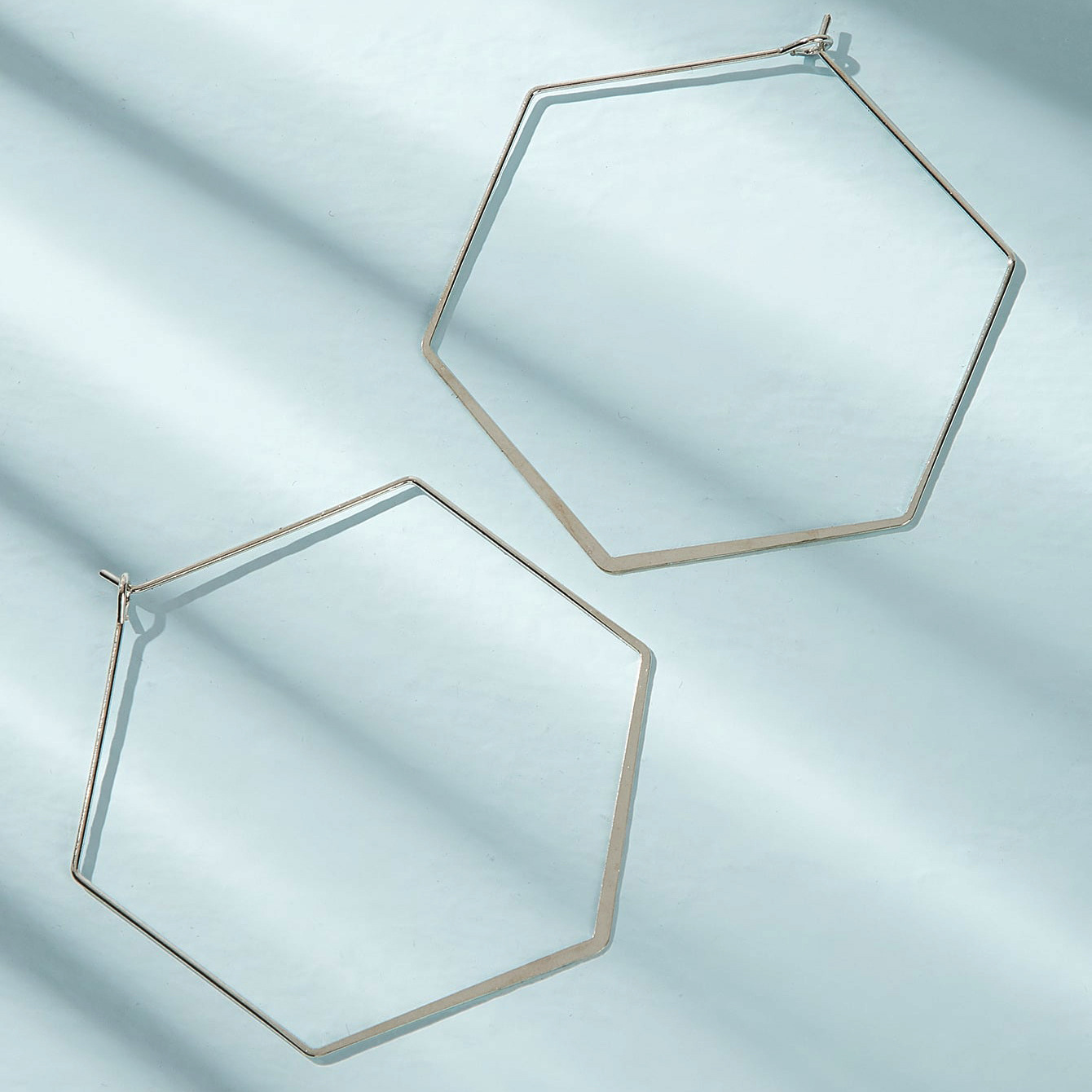 Wholesale of new geometric hexagonal earrings in a creative and exaggerated punk style for women from Europe and America Application Scenario