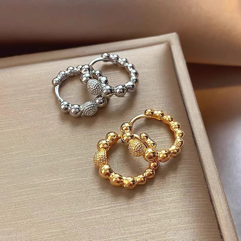 Exquisite, small, fashionable and high-end ear studs, women's niche and versatile circle ear buckles, simple and unique style earrings and earrings Application Scenario