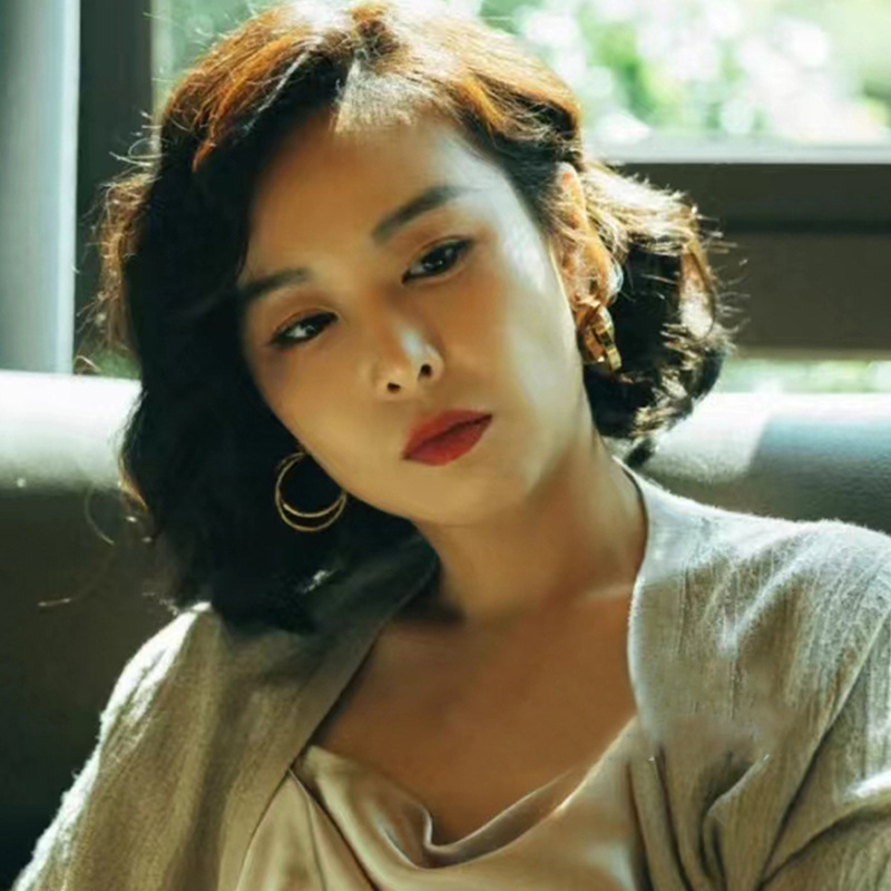 The geometric ring earrings, the same as those worn by Chen Shuting, the "Mad Dog's Wife", are a unique and high-end women's niche earrings with a distinctive design details Picture