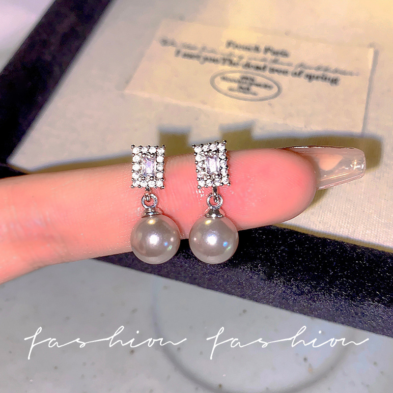 Korean silver-gray pearl stud earrings for women, a niche and light luxury ear-piercing look, simple and exquisite, versatile and fashionable earrings wholesale full figure