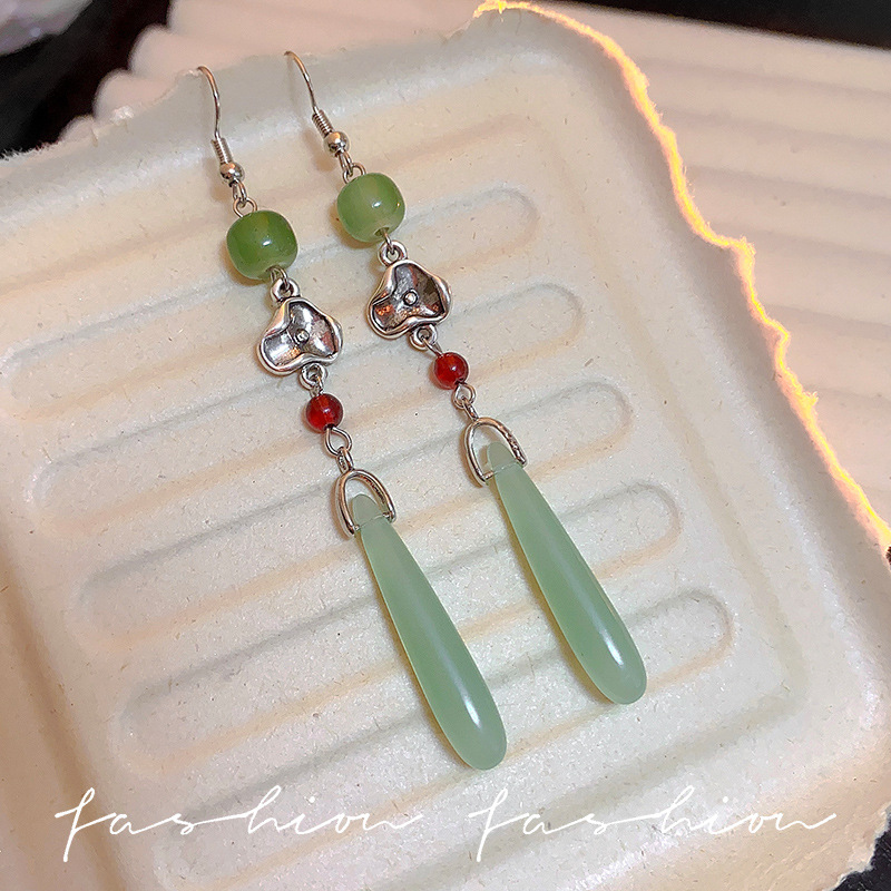 New Chinese-style imitation jade pendant earrings for women, retro Chinese-style beaded cheongsam ear studs, long tassel ear hanging earrings Specification drawing