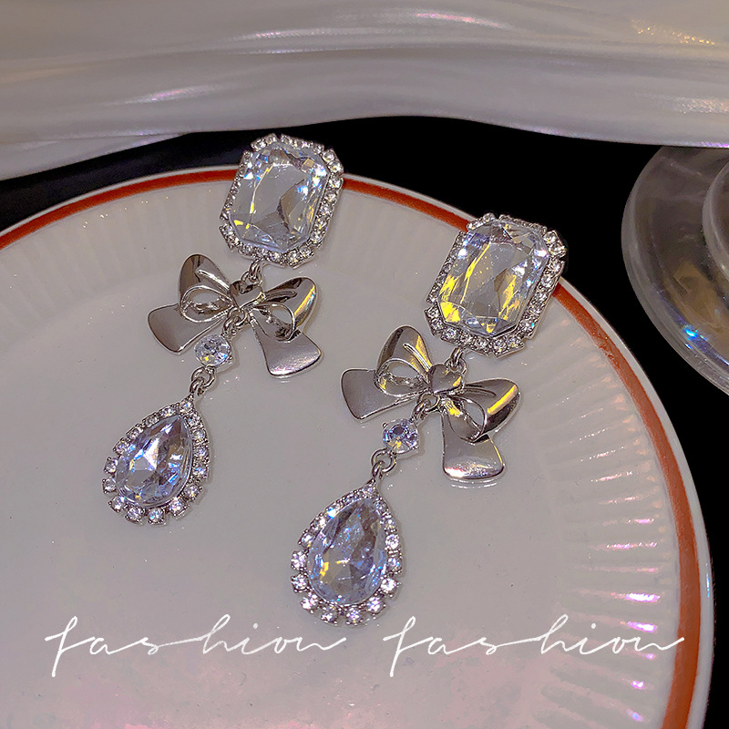 925 Silver needle diamond geometric bow teardrop earrings, European and American exaggerated design sense earrings, elegant and light luxury earrings Specification drawing