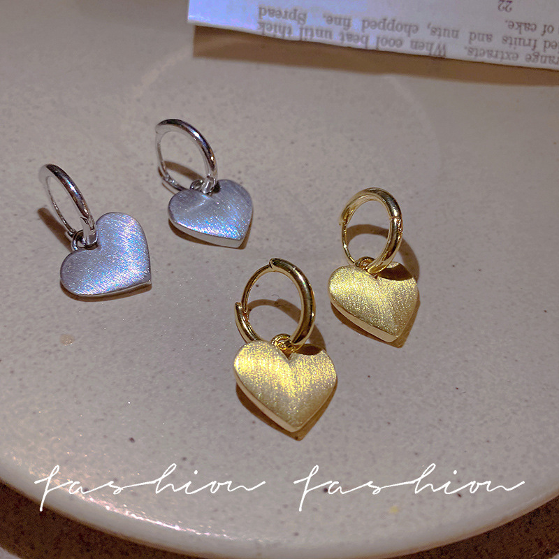 Korean-style matte gold simple heart-shaped ear buckles, female Internet celebrity's unique and fashionable design sense earrings and pendants accessories full figure