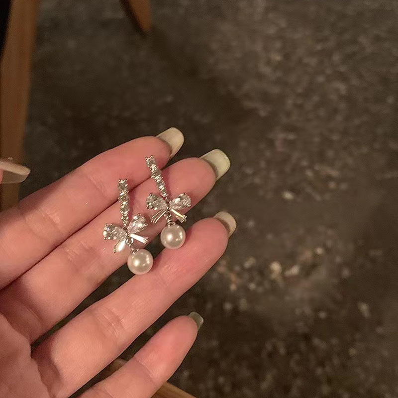 Silver needle Korean-style niche design fashionable pearl earrings, light luxury style sweet earrings, high-end temperament earrings wholesale full figure