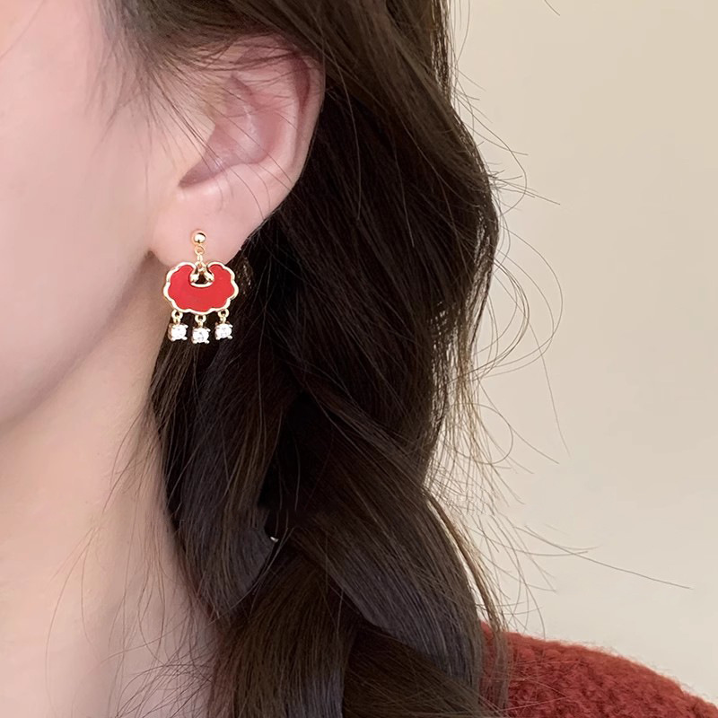 Chinese-style red New Year festive "Fu" character earrings, a retro and stylish set of earrings with hollowed-out tassels Application Scenario