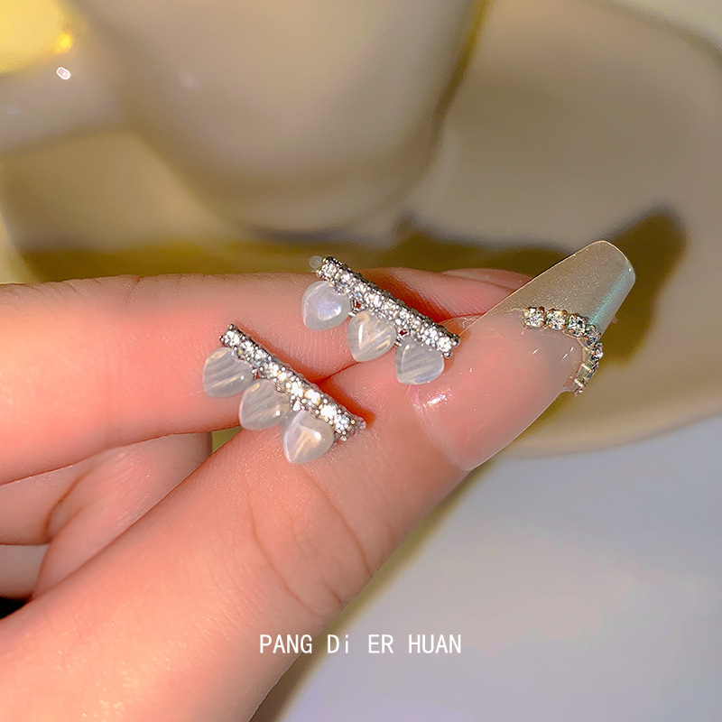 Small zircon heart-shaped stud earrings for women, with a unique and distinctive design, are simple and versatile. They are elegant earrings with a distinctive design full figure