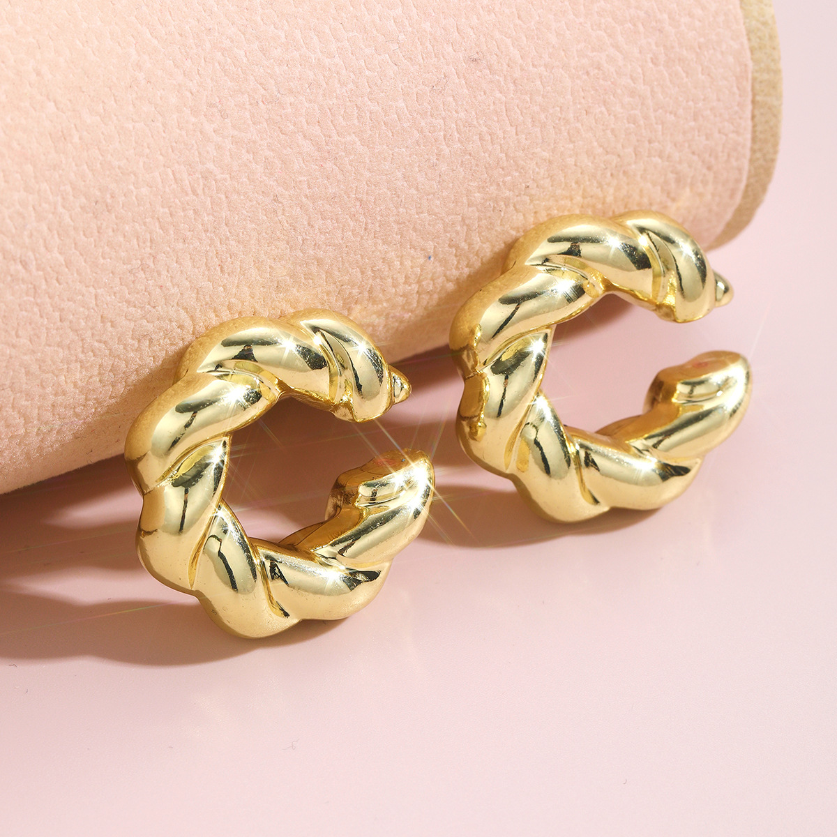 European and American retro fashion, high-end, niche and unique C-shaped threaded hollow women's ear clips full figure