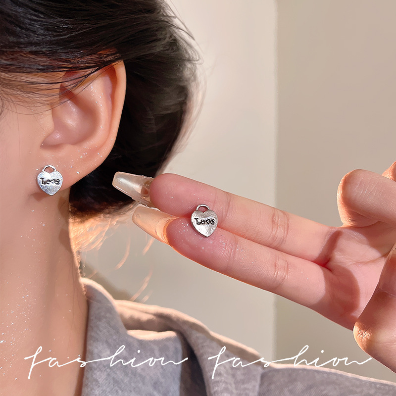 The matte earrings from Dongdaemun, South Korea, are simple, fashionable and versatile. They feature English letter metal heart-shaped earrings and earrings for young girls Application Scenario