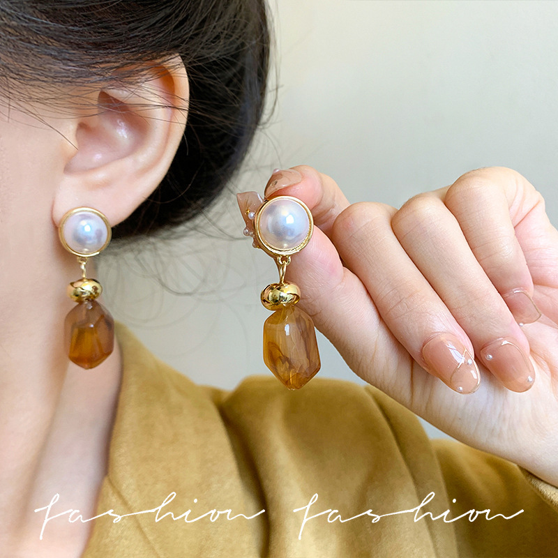 Maillard irregular amber pearl earrings, Hong Kong style style earrings, retro earrings, autumn and winter exaggerated earrings for women Application Scenario