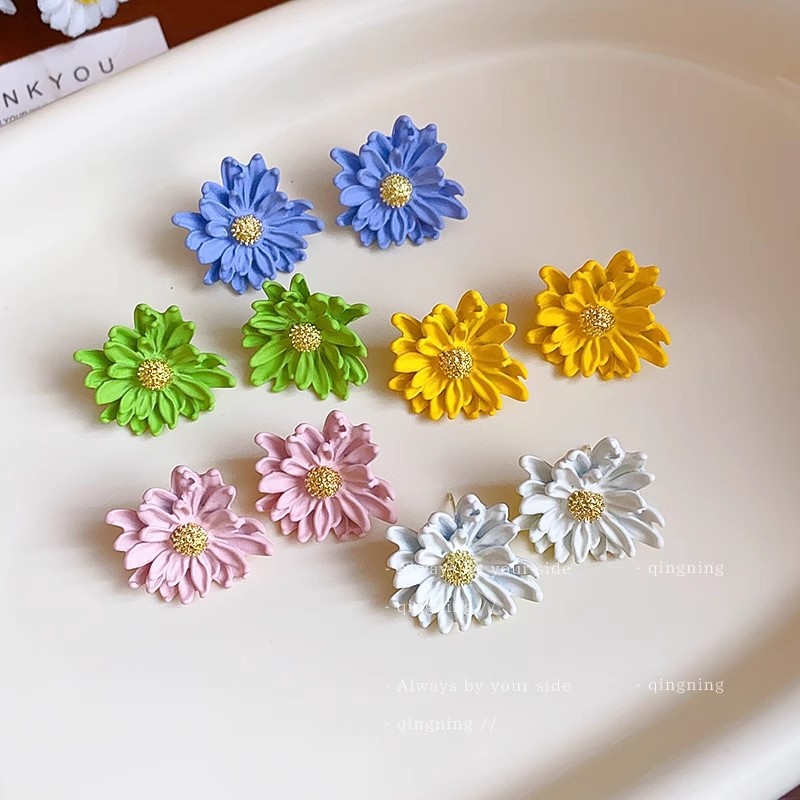 Early spring Daisy flower stud earrings with a unique design sense for women, a new 2025 bestseller, fresh and sweet earrings details Picture