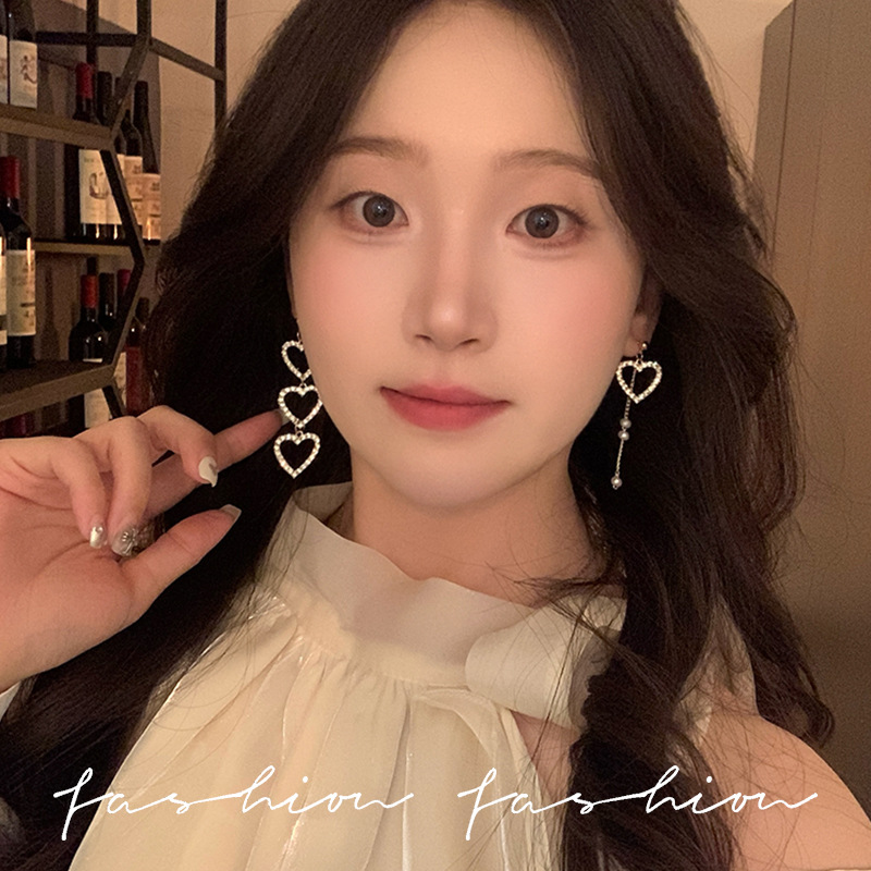 Super dazzling hollowed-out heart-shaped long earrings, a niche design for women with a high-end feel, diamond-encrusted earrings, round face heart-shaped earrings full figure