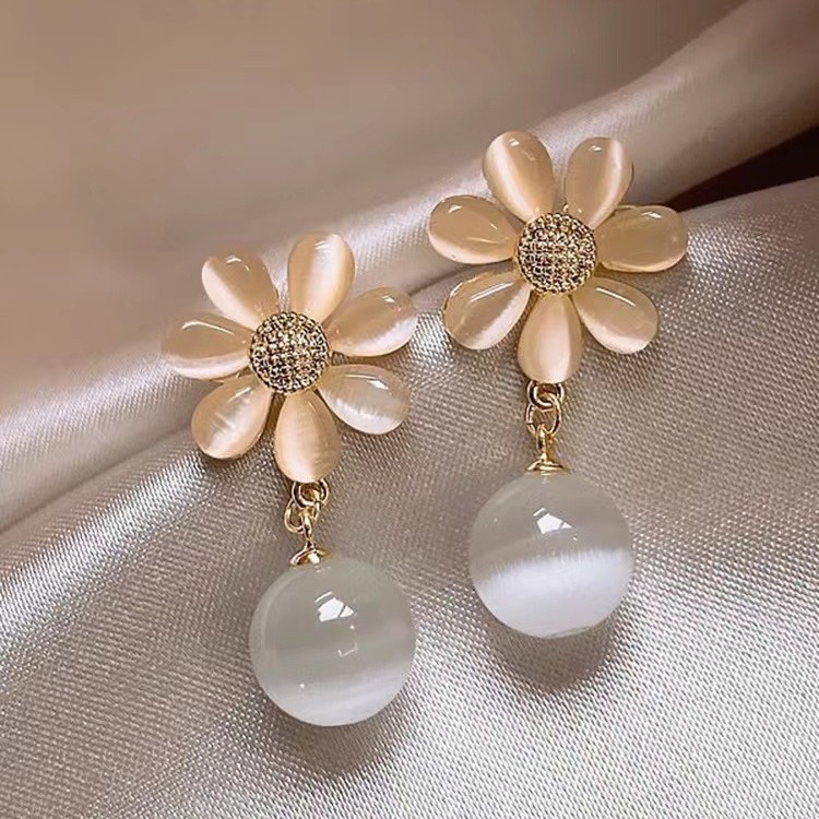 Wholesale of Dongdaemun silver needle flower earrings, women's retro style cat's eye stone earrings, ins style and simple earrings in South Korea Application Scenario