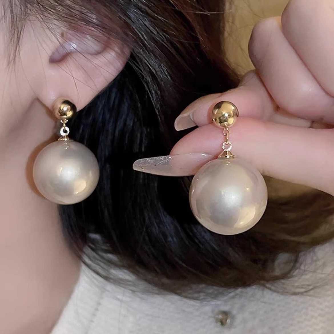 Light luxury and elegant large pearl earrings, women's autumn and winter high-end and versatile stud earrings, niche design, unique and exaggerated earrings Specification drawing