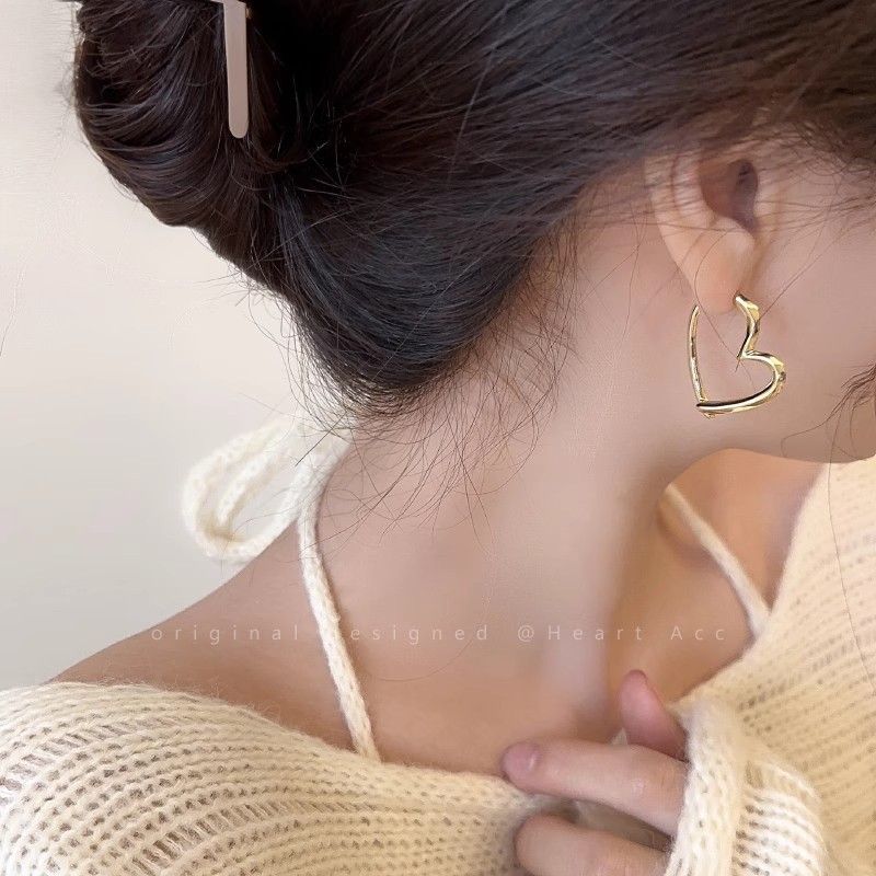 S925 Silver Needle Light Luxury heart-shaped earrings for women, simple and cold style ear rings, niche design sense, versatile earrings Application Scenario