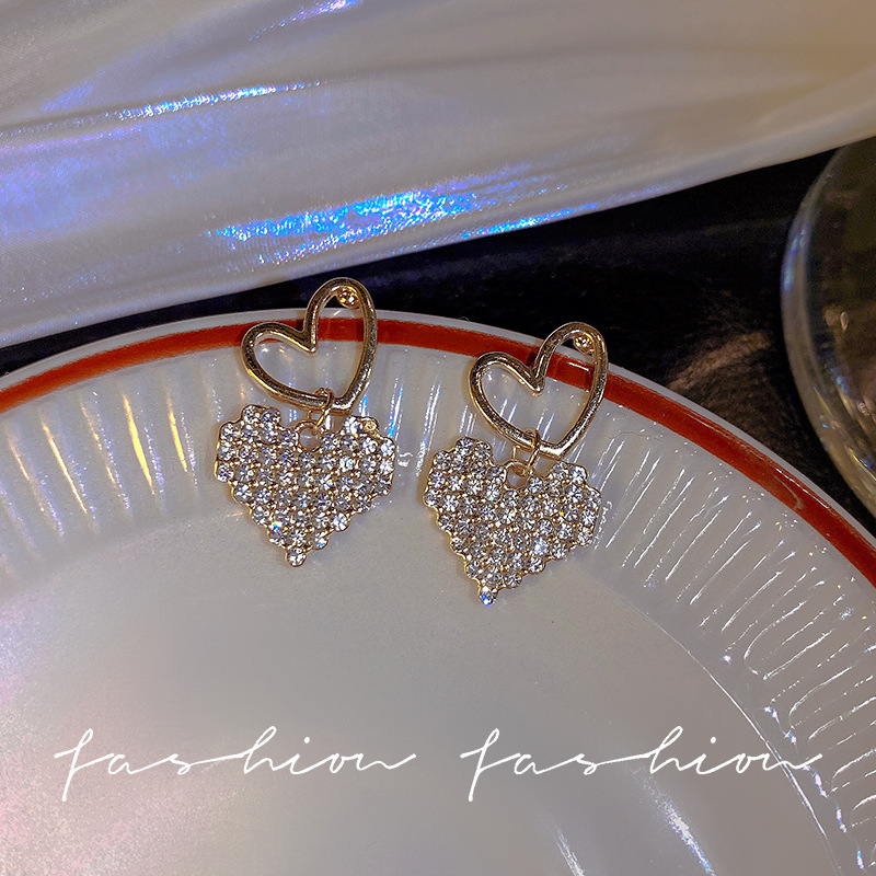 925 Silver needle retro Hong Kong-style heart-shaped earrings, internet-famous, unique and elegant stud earrings, high-end, light luxury and niche earrings for women Specification drawing
