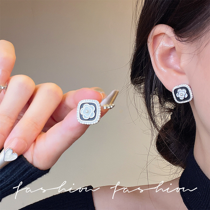 Forest-themed exquisite summer fresh flower stud earrings, high-end, niche and unique earrings, feminine charm, Hong Kong-style retro earrings full figure