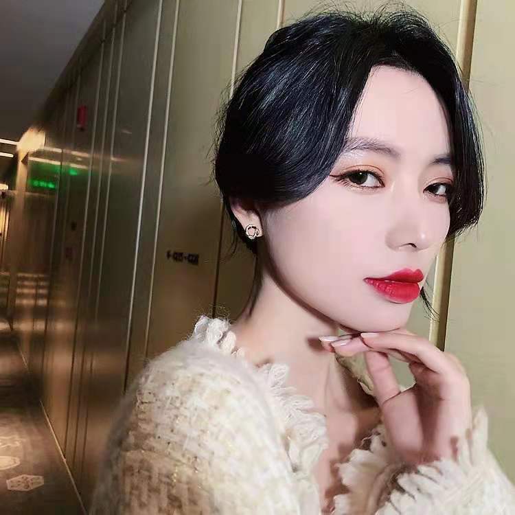 The new S925 silver needle earrings are trendy and stylish for women. They are exquisite and small Korean diamond-encrusted stud earrings for commuting Application Scenario