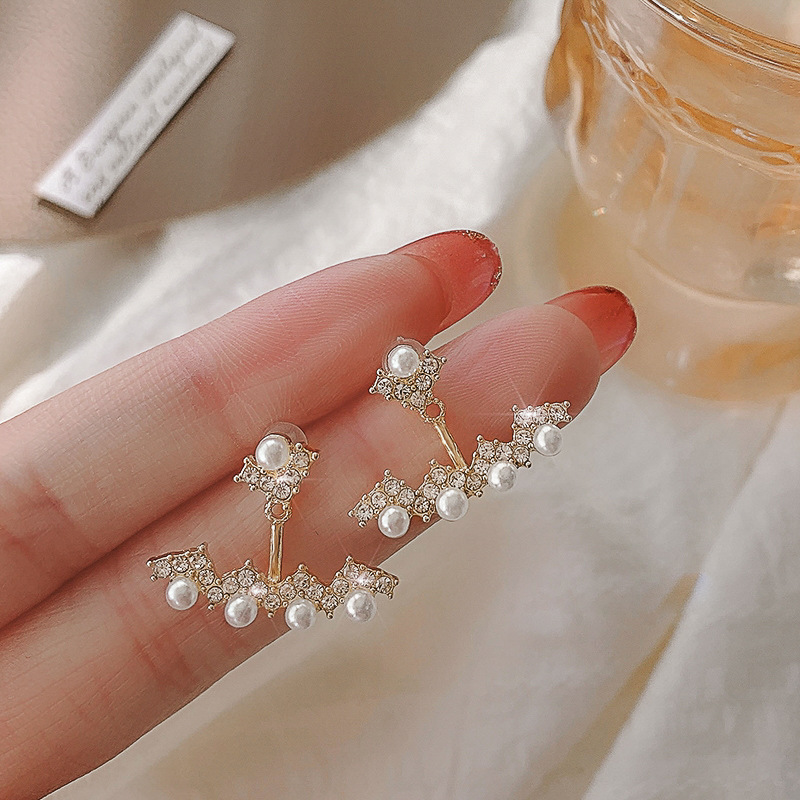 A new, niche design with 925 silver needle and pearl stud earrings on the front and back, a simple diamond-encrusted two-pair earring full figure