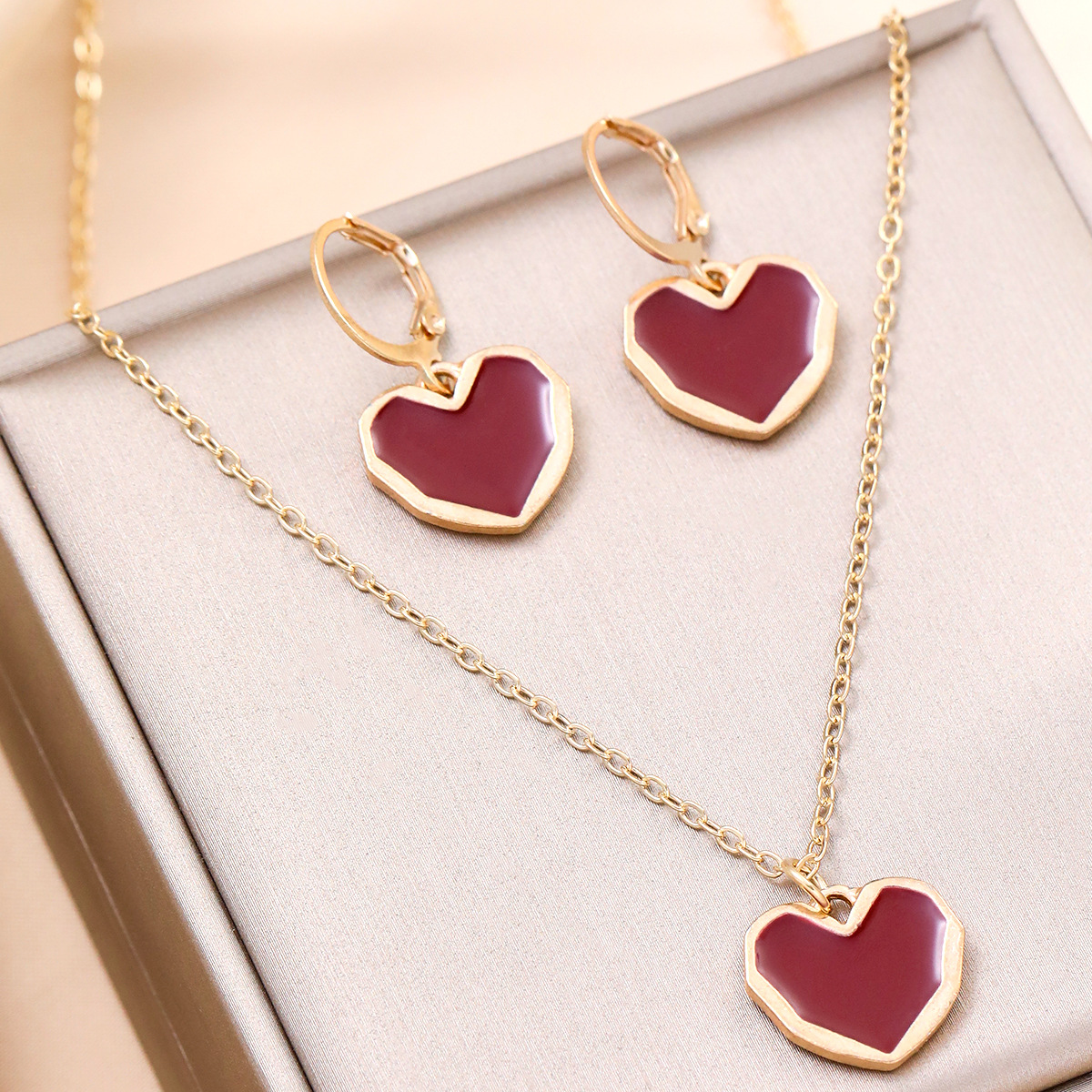 European and American retro style cross-border oil-dripping heart-shaped earrings and necklace set, exquisite and niche earrings, design sense jewelry Specification drawing