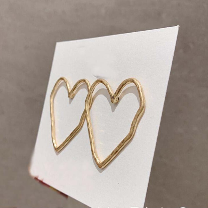 S925 Silver Needle, a new stylish irregular metal heart-shaped large stud earrings from Dongdaemun, South Korea, are versatile and fashionable Specification drawing