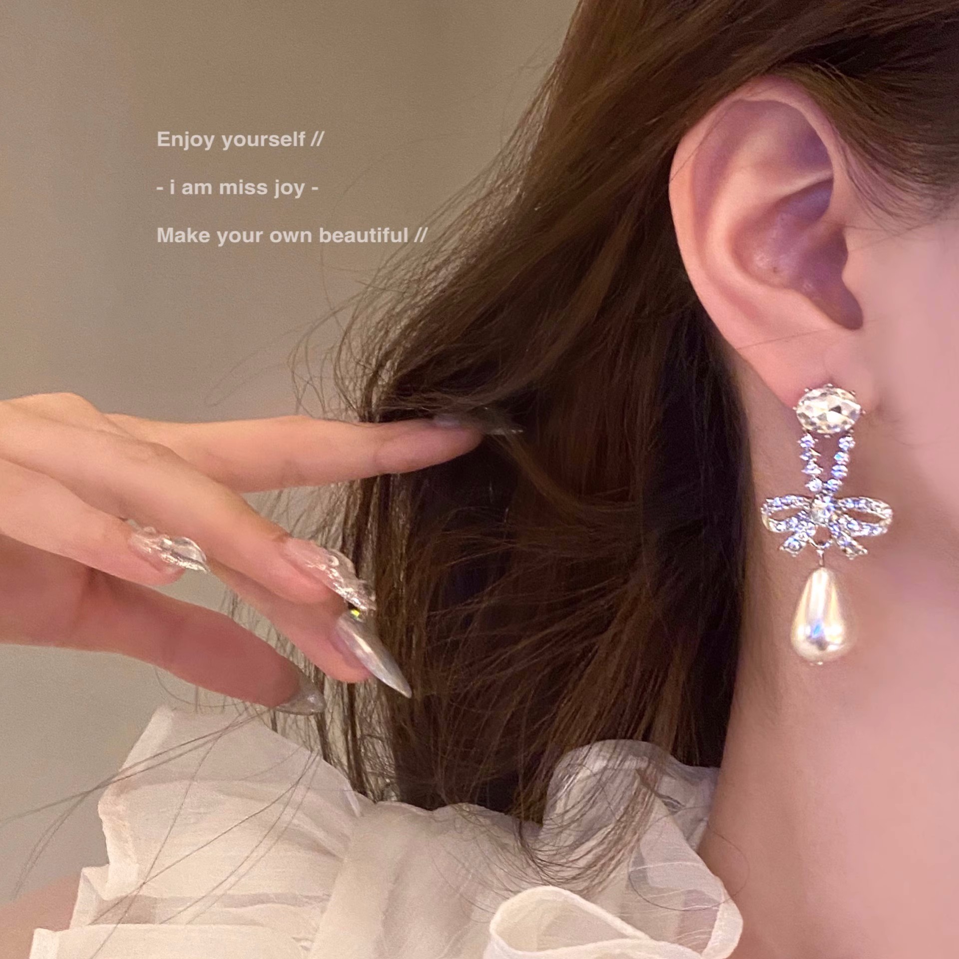 Retro bow tassel earrings with a Japanese and Korean style, exuding a high-end feminine charm. Instagram influencers with diamond-encrusted stud earrings and elegant long earrings Specification drawing