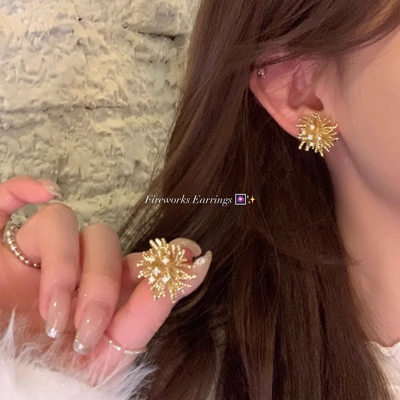 Exaggerated dandelion stud earrings with a light luxury and high-end feel, retro style earrings, exquisite and unique zircon earrings Application Scenario