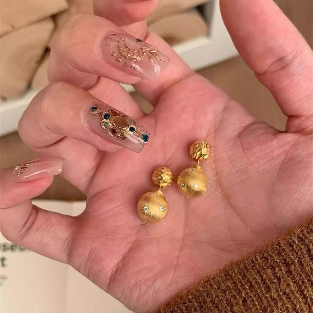 Golden brushed star small golden ball stud earrings exude a noble, retro, unique and high-end charm, with a delicate fragrance style and micro-inlaid earrings full figure