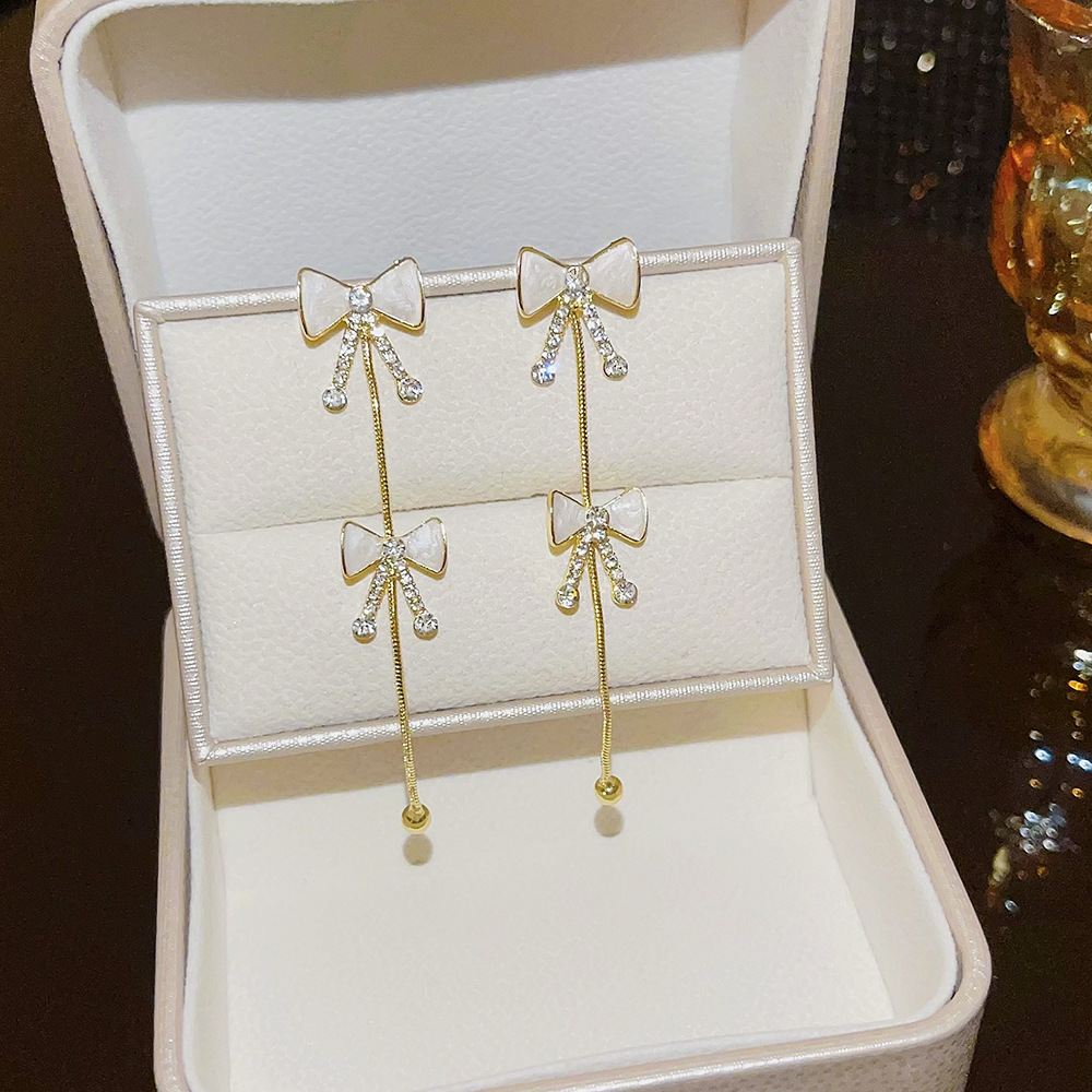 Long tassel and elegant bow earrings, light luxury and high-end fashion earrings, delicate and cold style stud accessories for women full figure