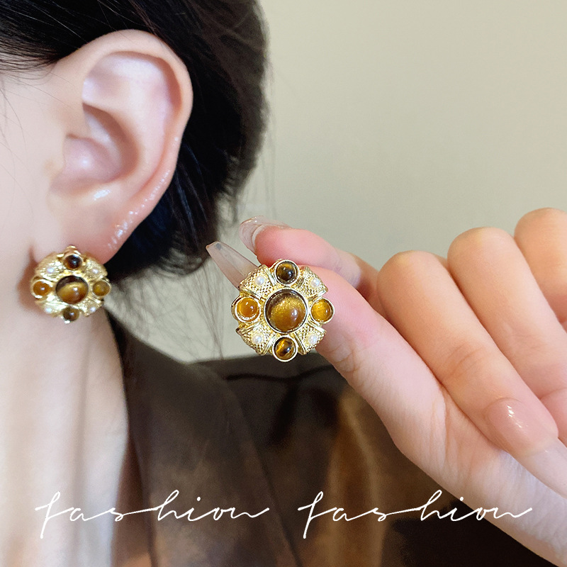 Maillard retro tiger's eye pearl stud earrings, a light luxury and high-end French earring, a rare and elegant heavy metal accessory for women details Picture