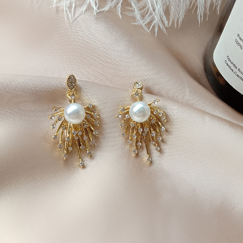 S925 Silver Needle, a new Korean water drop firework, with a unique, fashionable and elegant style. Pearl stud earrings, retro, exaggerated and cold style Specification drawing