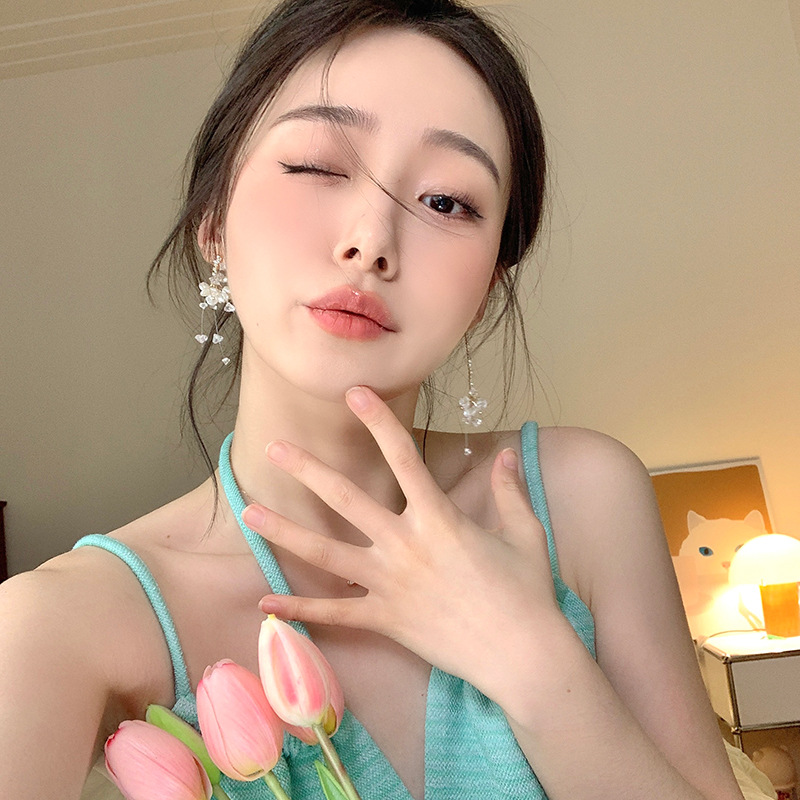 Korean-style asymmetrical diamond-encrusted flower earrings for women, with a light luxury and niche design sense, high-end and elegant earrings, super fairy-like earrings full figure