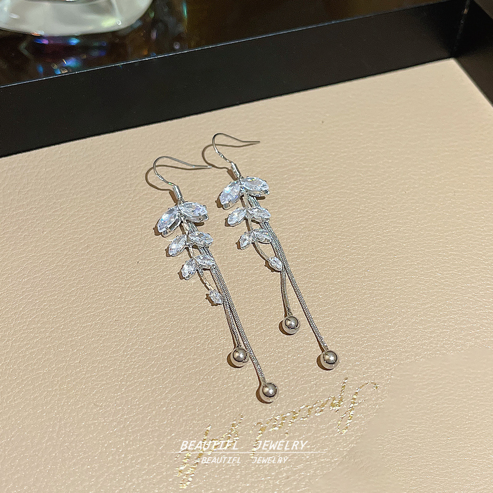 Personalized design wheat ear zircon tassel earrings, light luxury and high-end style, long earrings, fashionable and versatile earrings for women Application Scenario