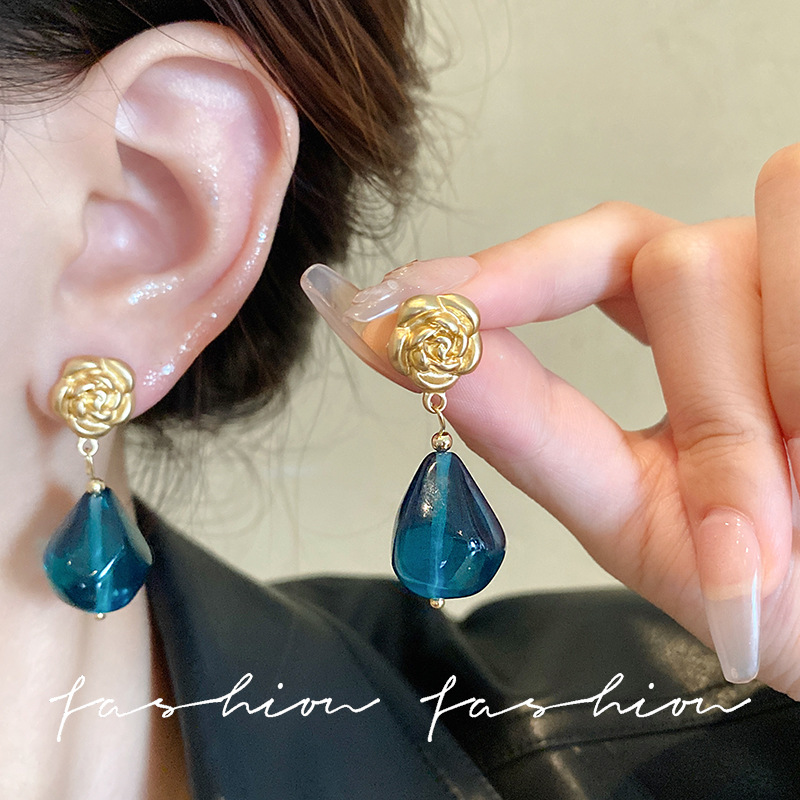 New high-end rose earrings from South Korea, fashionable, niche and versatile resin teardrop long earrings, commuting earrings Application Scenario
