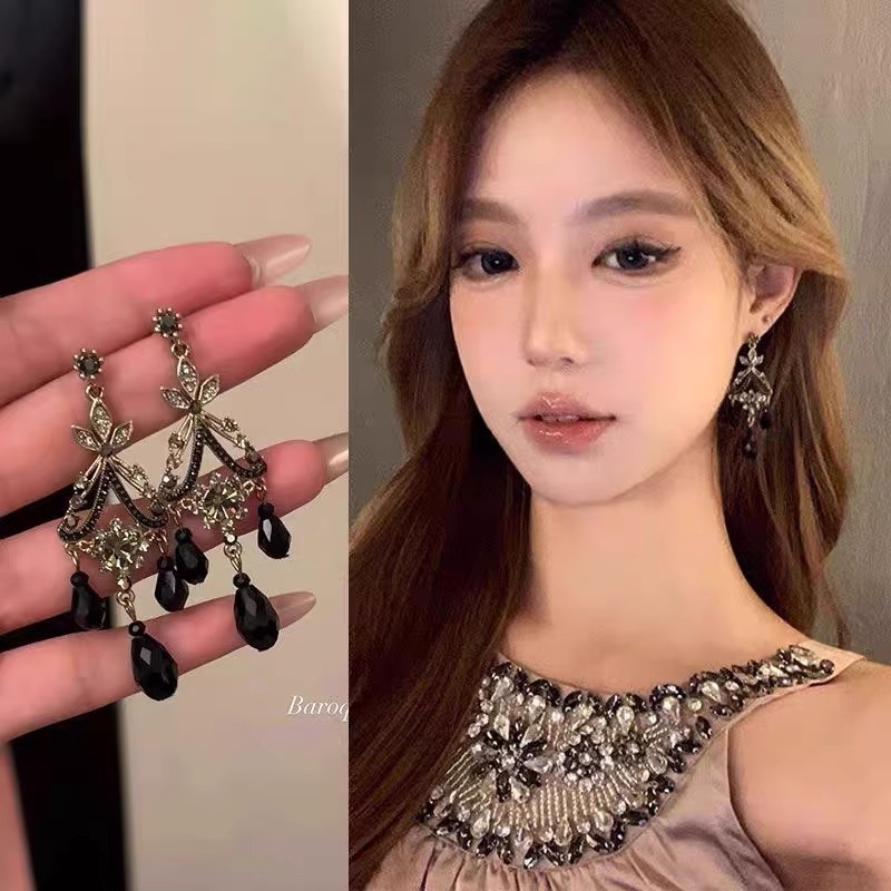 Retro court-style black crystal tassel earrings, with a light luxury, unique and niche design, are simple, exquisite and high-end earrings full figure