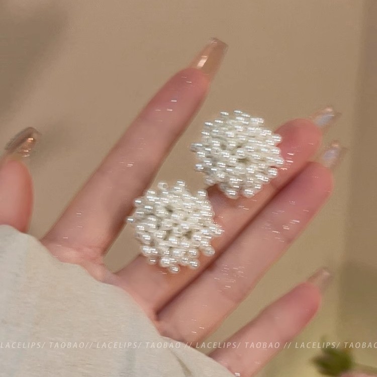 French high-end pearl flower earrings, women's light luxury and niche design stud earrings, high-end fashionable and elegant earrings Application Scenario