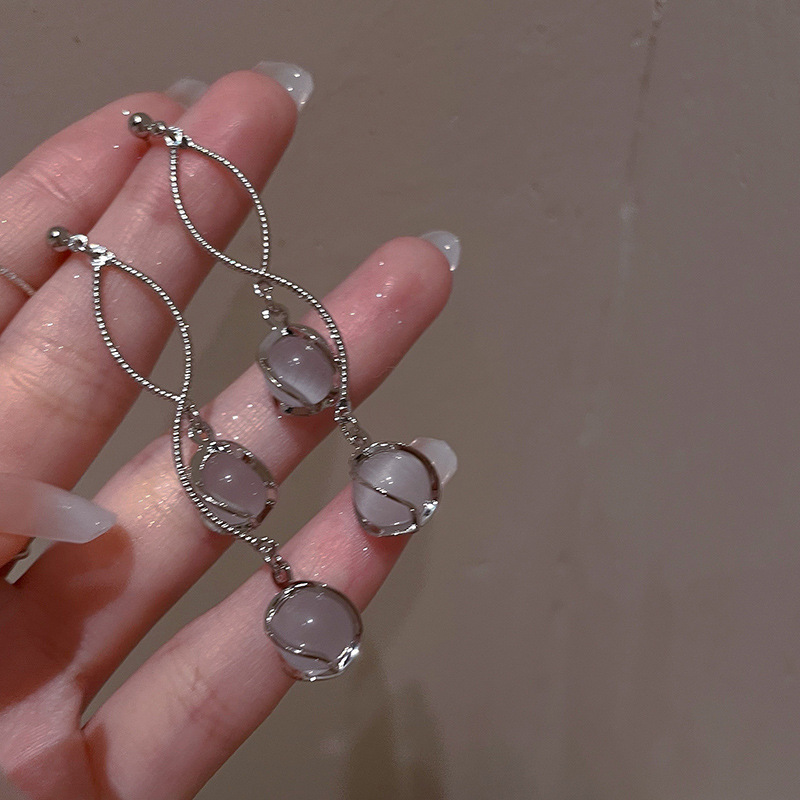 The irregularly twisted cat's eye stone earrings with a niche design sense exude a feminine, light luxury and high-end feel. They are versatile and trendy earrings and accessories Specification drawing