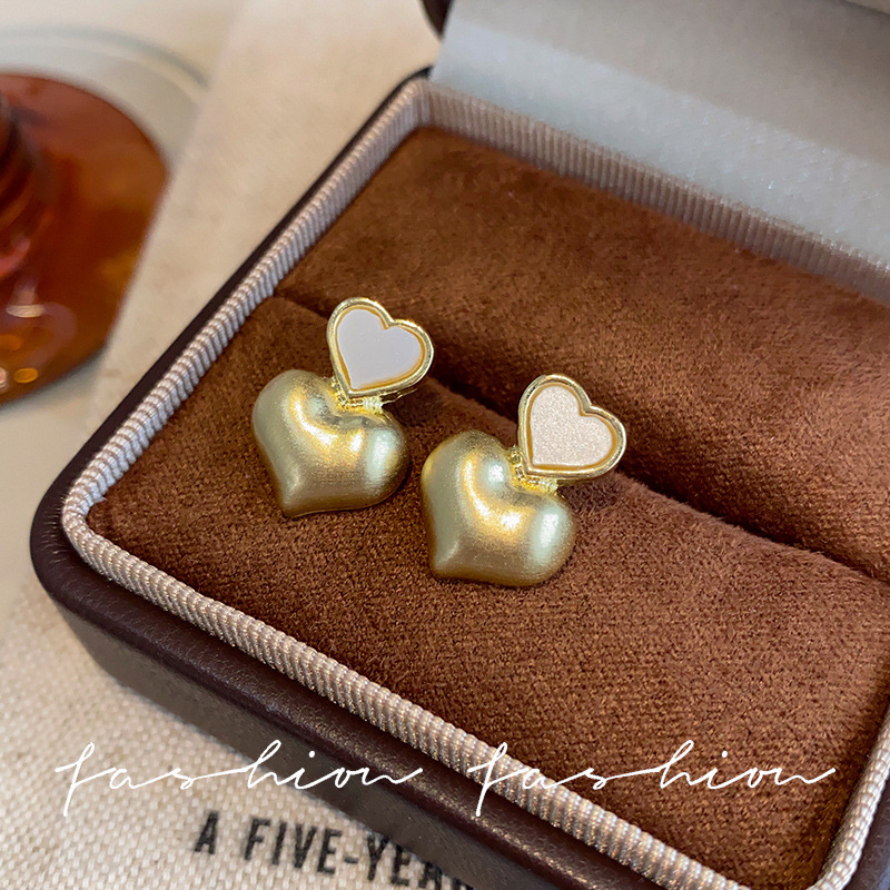 Frosted brushed metal heart-shaped earrings and stud earrings, with a cold and unique style, are fashionable and light luxury earrings from Japan and South Korea Specification drawing