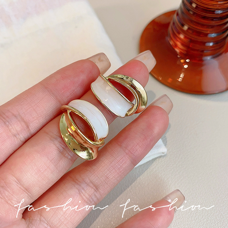 Niche design sense metal stud earrings for women, white arc-shaped texture, elegant and stylish earrings, versatile for commuting, simple and patchwork earrings full figure