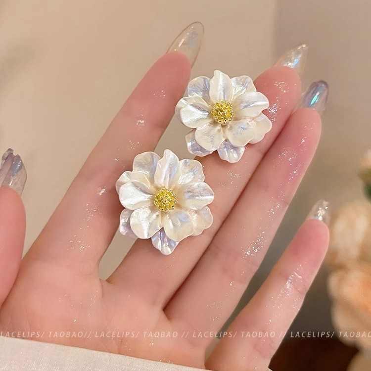Floral and elegant French style camellia stud earrings, women's high-end, light luxury, fashionable, exquisite and versatile earrings and earrings details Picture