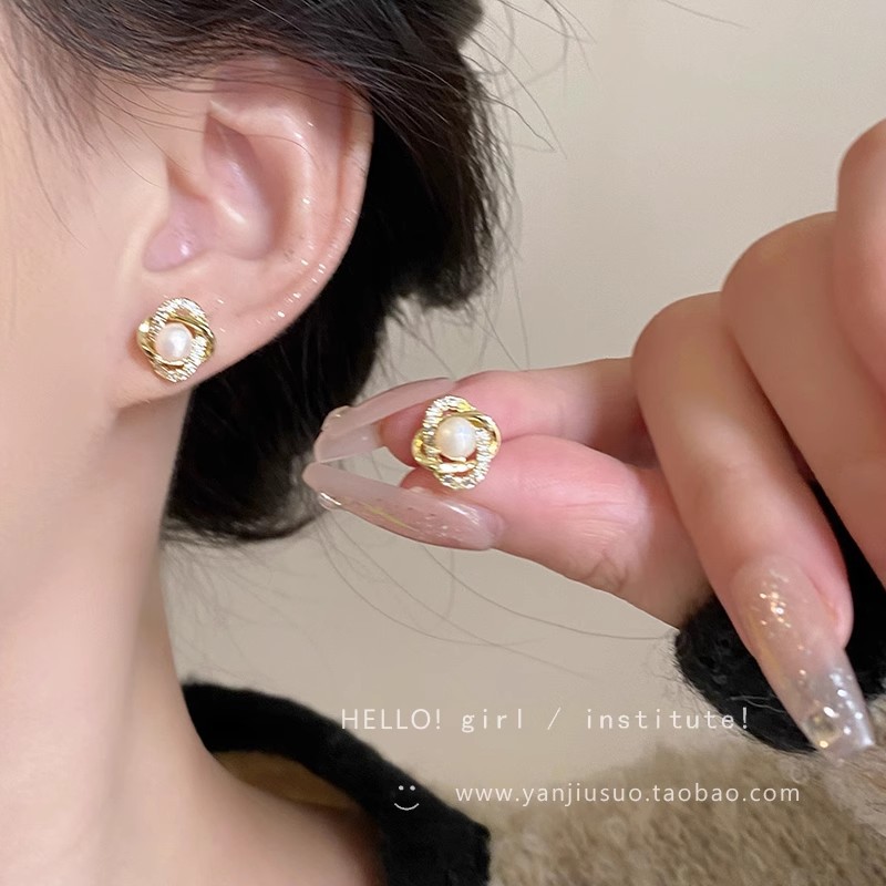 The new 2025 bestseller, the micro-inlaid zircon pearl stud earrings, exude a light luxury and high-end charm. They are small and exquisite French earrings full figure
