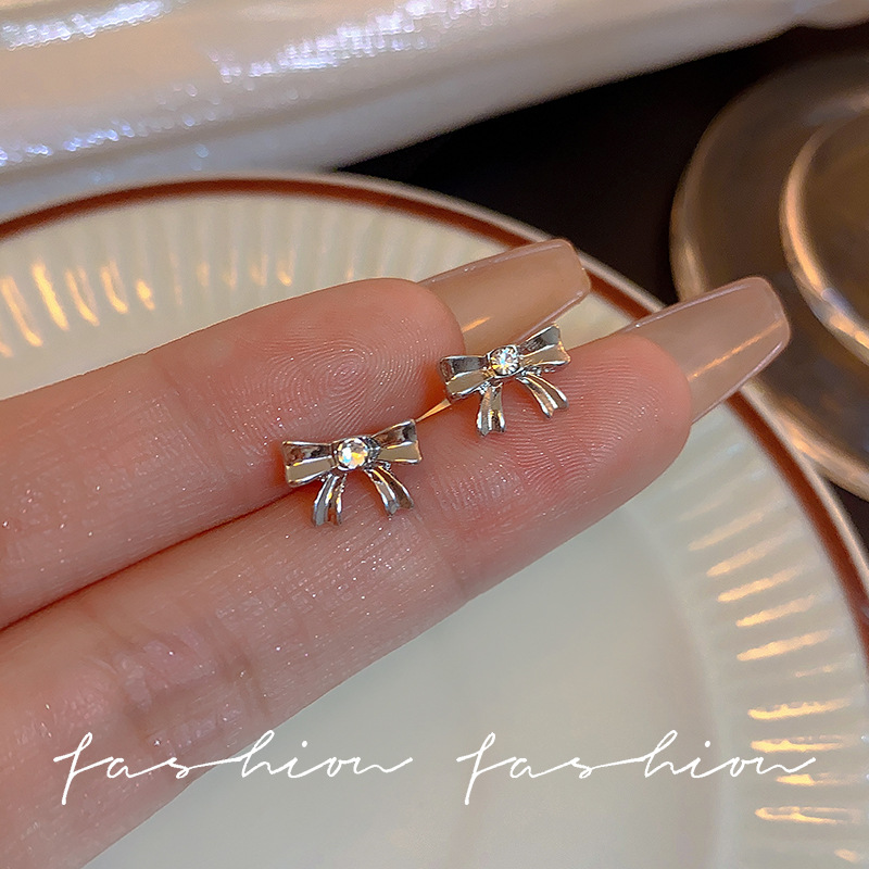 S925 Silver needle small bow stud earrings, a niche design with a simple and elegant style, versatile ear-nourishing earrings for a cold and elegant woman full figure