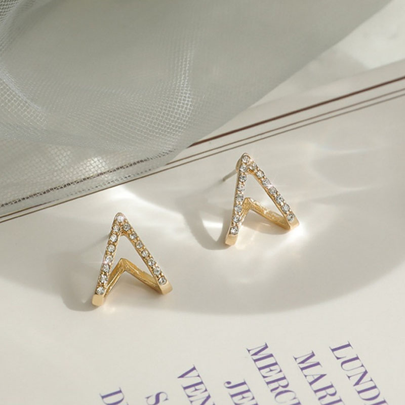 The S925 silver ear stud, a new French triangular stud, is a trendy Korean-style earring that has become a popular female earpiece Specification drawing