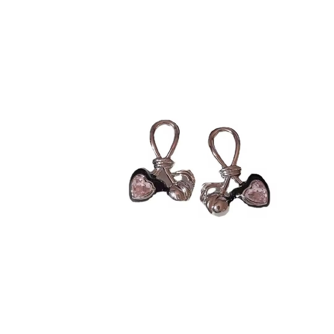 The new sweet cherry earrings exude a girlish charm, with a unique and sweet style. The stud earrings feature a French design and a heart-shaped look, making them the same as the popular online earrings Item Picture