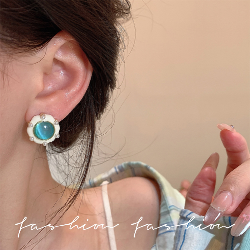 French elegant retro green cat's eye pearl stud earrings, women's fashionable and elegant Chinese retro Hong Kong-style cheongsam earrings Application Scenario