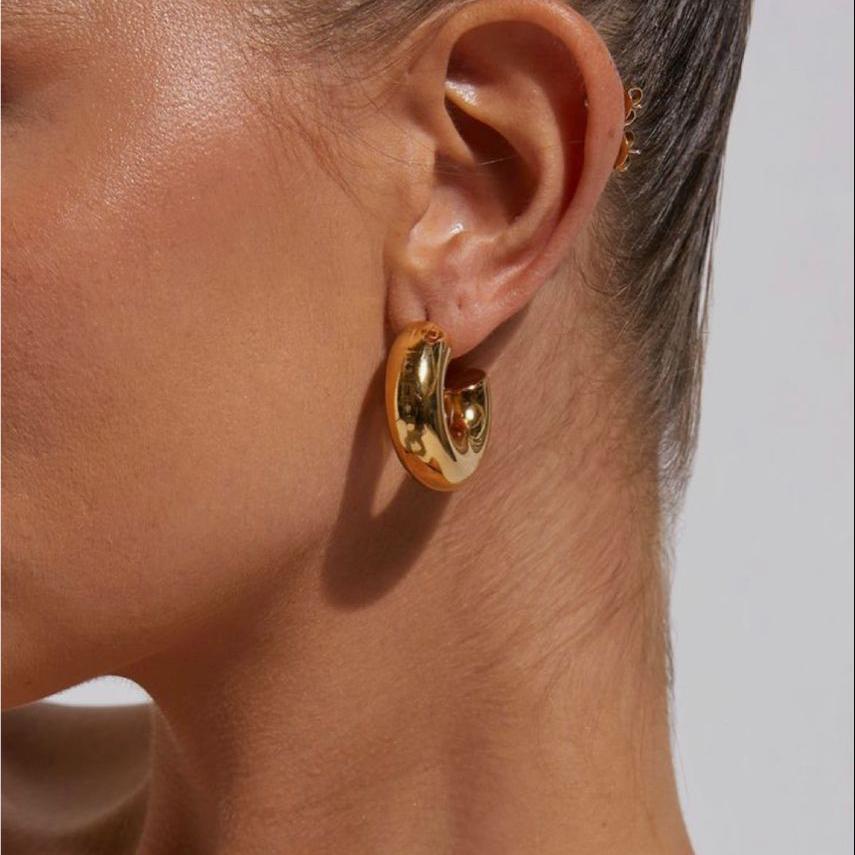The frosted gold C-shaped earrings, a popular cross-border bestseller from Europe and America, are creative, simple, metallic and personalized. They are basic ear rings for women full figure