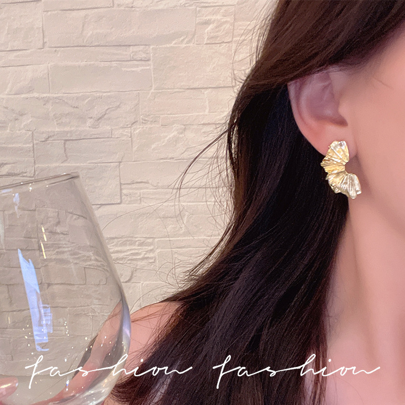 Cross-border leaf and flower fan-shaped metal earrings, personalized and fashionable stud earrings, light luxury and cold style, new earrings with a sense of high-end Specification drawing